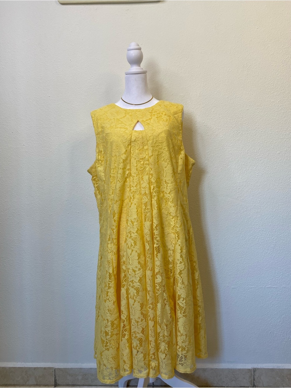 Gabby Skye Yellow Lace Sleeveless Dress 16W Midi Floral Keyhole Flow Vintage Mod